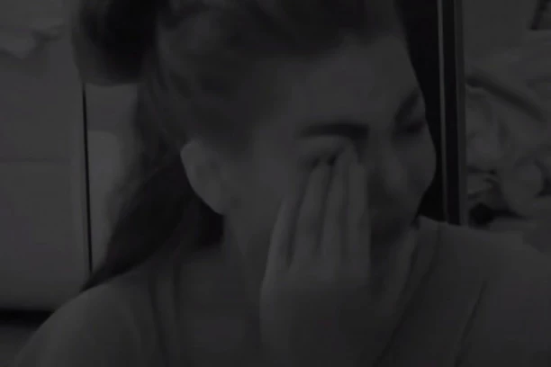 (VIDEO) MAJA SE RASPADA U ZADRUZI: Kuka, zapomaže, a njenoj PATNJI nema kraja! Zbog ovoga će UMRETI!