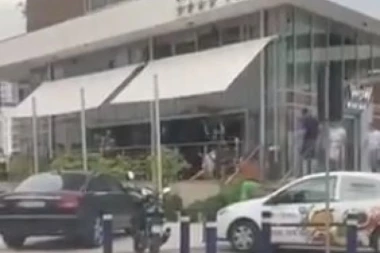 (VIDEO) MASOVNA ŠORKA U CENTRU BUDVE: Nakon udarca stolicom krenulo opšte šibanje