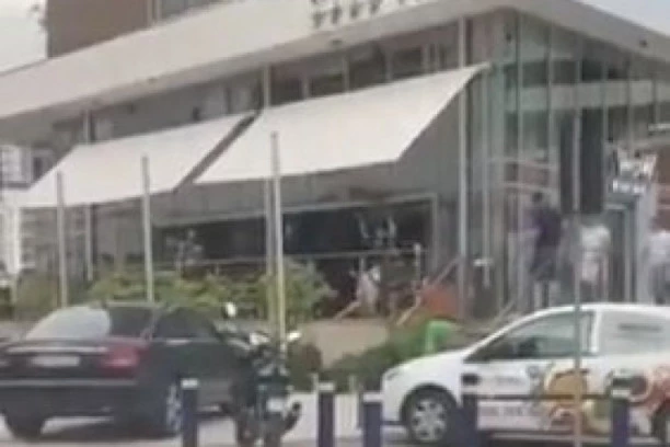 (VIDEO) MASOVNA ŠORKA U CENTRU BUDVE: Nakon udarca stolicom krenulo opšte šibanje