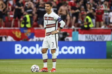 (VIDEO) KO SI BRE TI? Radnik obezbeđenja na stadionu PONIZIO Ronalda