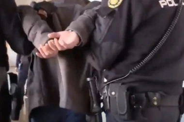 (FOTO) Neviđen zločin: ISEKAO MAJKU PA JEO NJENE DELOVE DVE NEDELJE, OSTATKE DAVAO PSU!