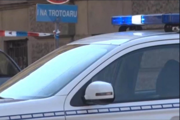 AUTOBUS UDARIO U TRAFIKU U ZEMUNU! Vozilo samo krenulo kada je vozač izašao napolje!