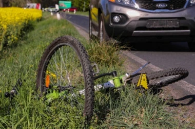 NESREĆA KOD ZRENJANINA: Kombi pokosio ženu na biciklu!