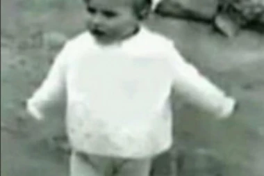 (FOTO) DA LI PREPOZNAJETE PEVAČICU SA SLIKE? Nedavno je proslavila rođendan, iza sebe ima mnogobrojne hitove, a ovako je izgledala kao mala!