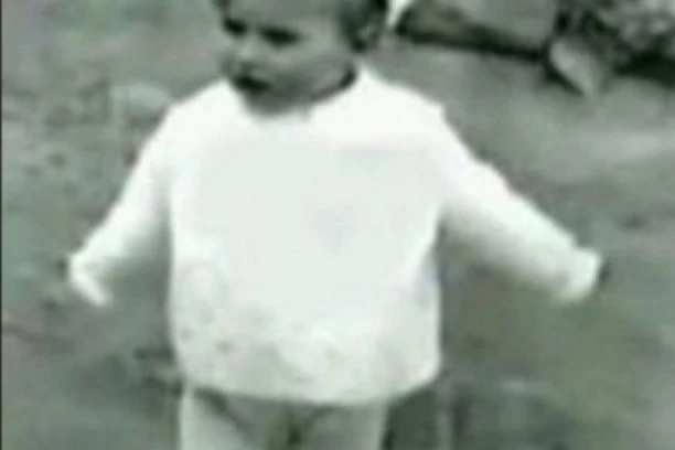 (FOTO) DA LI PREPOZNAJETE PEVAČICU SA SLIKE? Nedavno je proslavila rođendan, iza sebe ima mnogobrojne hitove, a ovako je izgledala kao mala!