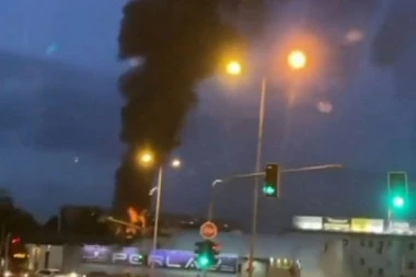 (FOTO, VIDEO) VELIKI POŽAR NA NOVOM BEOGRADU: Dim se nadvio nad zgradama, vatrogasci na licu mesta
