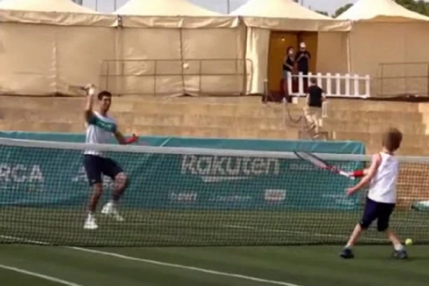 (VIDEO) NOVAK IMA DOSTOJNOG NASLEDNIKA: Sin Stefan s reketom u ruci, ROĐEN ZA TENIS!