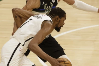 (VIDEO) MOĆNI TRIO BAKSA SRUŠIO BRUKLIN: Igraće se sedmi meč - Midlton i Janis kao Kobi i O'Nil!