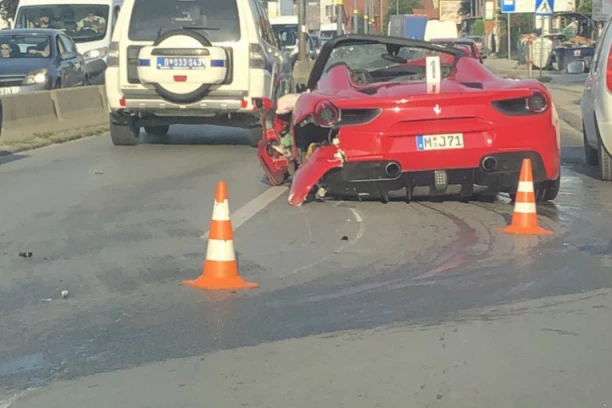 (FOTO) KARAMBOL U CENTRU KRAGUJEVCA: Slupao skupoceni ferari, bežao od Hitne misleći da je policija?!