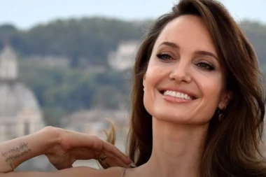 ANĐELINA DŽOLI NE KRIJE VIŠE VEZU SA NOVIM DEČKOM: Glumica uhvaćena sa pevačem, noć proveli u njegovoj vili od 70 miliona! (FOTO)