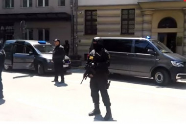 (VIDEO) IZVOĐENJE DARKA ELEZA IZ TUŽILAŠTVA: Opasan lancima, sa pancirom i jakim policijskom snagama
