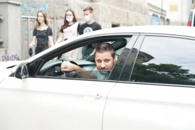 (FOTO) POGLEDAJTE KAKO JE MARKO OBRADOVAO SVOJU SUPRUGU PO IZLASKU: Pokloni koje je odabrao za Lunu i Miu raspametili su SVE!