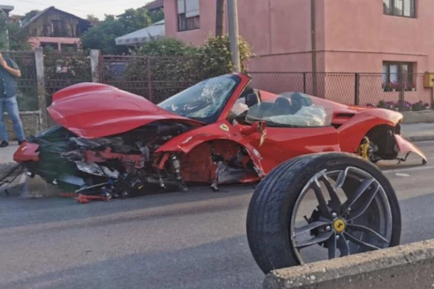 NEVEROVATNA SCENA: Slupao potpuno novi FERARI nakon jedva 2 milje vožnje! (FOTO)