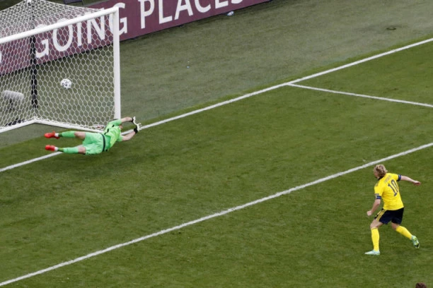 SKANDAL U ENGLESKOJ! OVO NIKO NIJE PRIMETIO: Suparnik srpskog golmana NAPADNUT usred PROSLAVE!