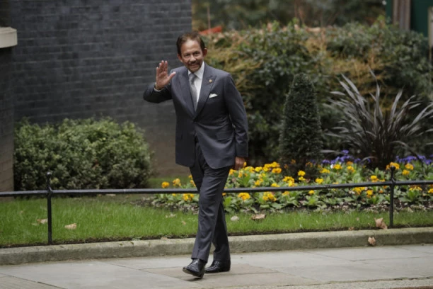 NAJOMRAŽENIJI VLADAR NA SVETU: Ovaj sultan vlada već više od pola decenije, žene naručuje iz časopisa, ima 7.000 automobila, ali to NIJE SVE! (FOTO)