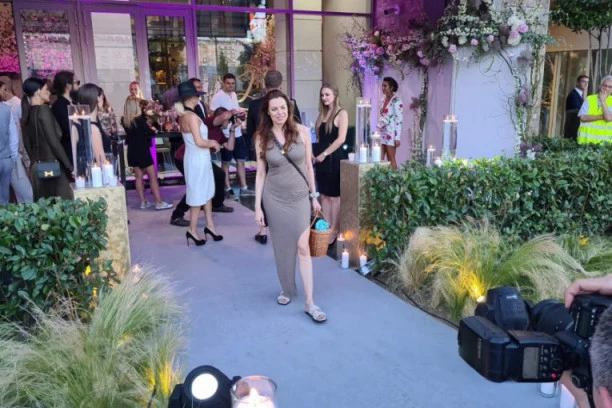 (VIDEO) SRAMOTNO PONAŠANJE GLUMICE!  Katarina Radivojević nije uspela u HOLIVUDU, pa u Srbiji GLUMI ZVEZDU!