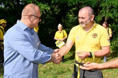 (FOTO) Vesić uručio ključeve prostorija Udruženju građana Animal rescue Serbia