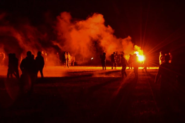 HAOS NA ŽURCI! Mladić ostao bez ruke, povređeno 5 policajaca, leteli Molotovljevi kokteli (VIDEO)