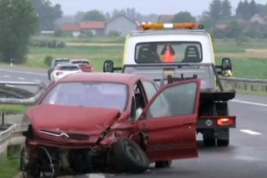 AUTOMOBIL SLETEO SA PUTA KOD DOLJEVCA! Ima teže povređenih