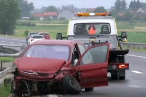 AUTOMOBIL SLETEO SA PUTA KOD DOLJEVCA! Ima teže povređenih