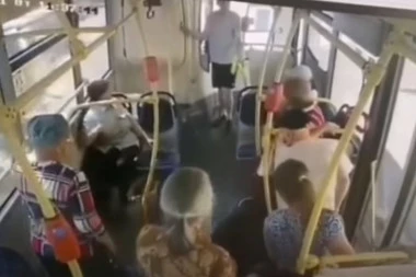 (VIDEO) DEVOJKA PALA U NESVEST U GRADSKOM PREVOZU! Svi gledali svoja posla, da nije bilo vozača niko ni Hitnu ne bi pozvao!