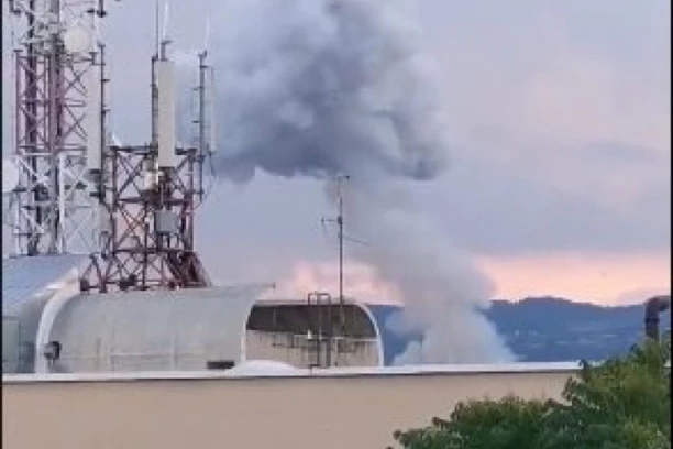U ČAČKU U TOKU EVAKUACIJA STANOVNIŠTVA! Vatra se proširila na više pogona "Slobode"!?