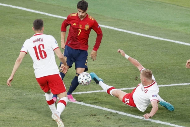 ŠPANSKA TRAGEDIJA: Furija na ivici ELIMINACIJE, ne pomaže ni PENAL - Poljska SLAVI Levandovskog!