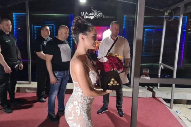 TIJANA MILENTIJEVIĆ DOŠLA NA NASTUP, PA JOJ SE DOGODILA NEOČEKIVANA SITUACIJA: Pevačicu sačekala PORUKA OD NJEGA!