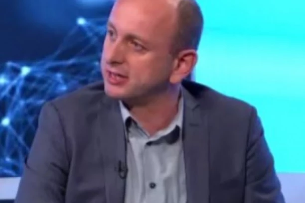 VREĐALI GA NA NACIONALNOJ OSNOVI, PA FIZIČKI NASRNULI NA NJEGA: Milan Knažević napadnut na aerodromu!