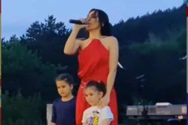 (VIDEO) FAŠISTIČKI POKLIČI USRED NIKŠIĆA! JADRANKA BARJAKTAROVIĆ peva Tompsonove pesme dok joj Miraš aplaudira! SRAMOTA!