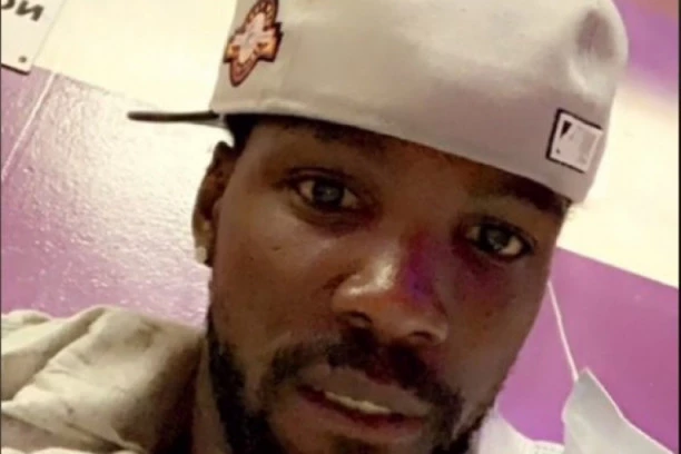 (VIDEO) TIK TOKER UZEO MOBILNI TELEFON SVOJE DEVOJKE I UŽASNUO SE OTKRIĆEM: Moj sin mi je zapravo ujak, očajni čovek ridao pred kamerom!