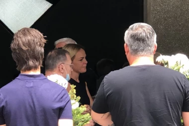 SLAĐANA PETRUŠIĆ PRISTIGLA NA SAHRANU LEGENDARNOG NOVICE: Bleda i ispijena, grca u suzama, NE MOŽE DA SE SMIRI!
