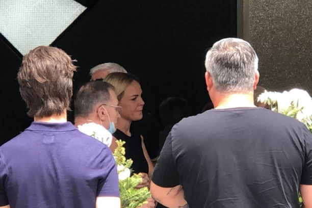 SLAĐANA PETRUŠIĆ PRISTIGLA NA SAHRANU LEGENDARNOG NOVICE: Bleda i ispijena, grca u suzama, NE MOŽE DA SE SMIRI!