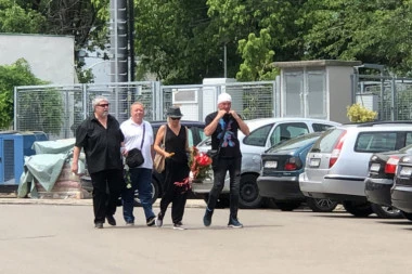 (FOTO) STIGLI SU DA SE ZAUVEK OPROSTE OD NOVICE! Bane Obradović, Miki Mećava i Draško Aćimović rekli su POSLEDNJE ZBOGOM!