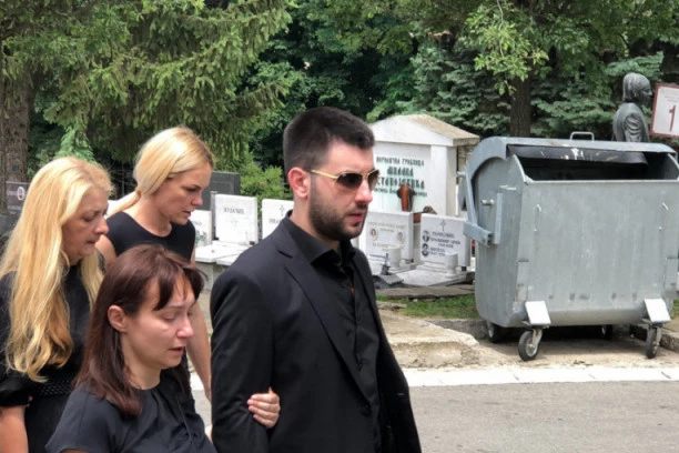SIN U SUZAMA PALI SVEĆU: Danas je sahrana Novice Zdravkovića, OKUPLJANJE ISPRED KAPELE JE POČELO!