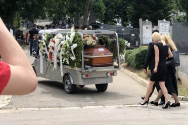 (FOTO, VIDEO) POČELA SAHRANA NOVICE ZDRAVKOVIĆA: Njegov sin ne prestaje da plače!