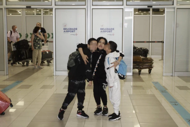 (FOTO) MAMINI SINOVI KONAČNO KOD KUĆE! Tanja Savić priredila dobrodošlicu naslednicima, a OVAKO JE RAZNEŽILA SVE!