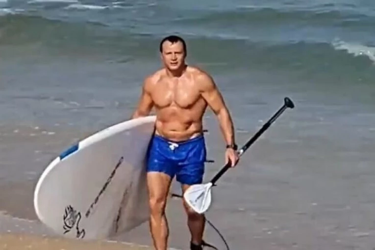 MINISTAR SE SKINUO I RASPAMETIO ŽENE ONIM ŠTO IMA DA POKAŽE! Evo koji sektor vodi, a opravdanje mu je bilo: Reklamirao sam plaže!