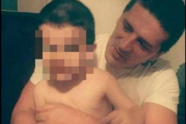 DEČAK (8) SA VRAČARA KOGA SU MAJKA I OČUH SUROVO ZLOSTAVLJALI, KONAČNO SA OCEM! Žestoki momak preti osvetom!