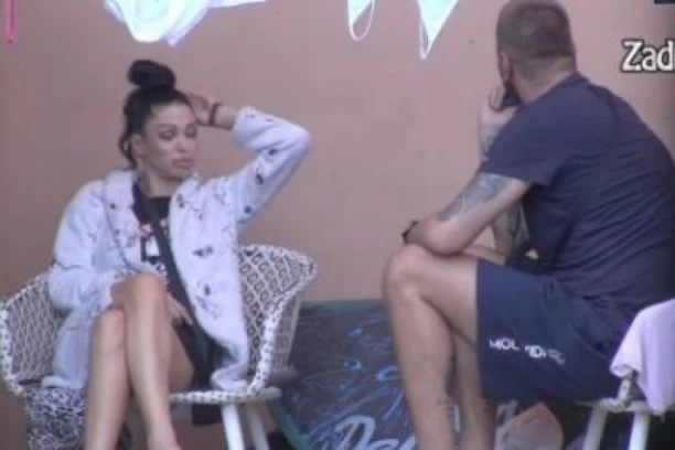 (VIDEO) NI STIDA NI SRAMA! Maja i Janjuš imali se*s na OVOM MESTU, obezbeđenje ih prekinulo, a njihova reakcija je HIT!