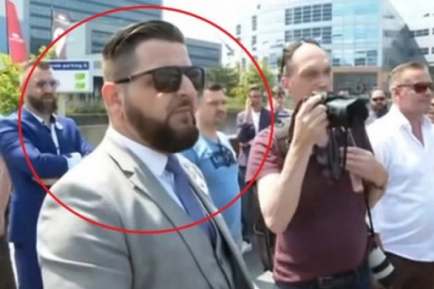 (VIDEO) ORIĆEV POTRČKO IZAZVAO INCIDENT ISPRED HAGA UOČI PRESUDE MLADIĆU: Osvedočeni srbomrzac pravi haos gde god se pojavi!