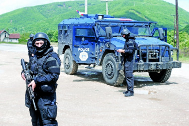 KOSOVO POLICE, ARMED TO THE TEETH, MOVED TOWARDS NORTH MITROVICA: More than 250 members mobilised