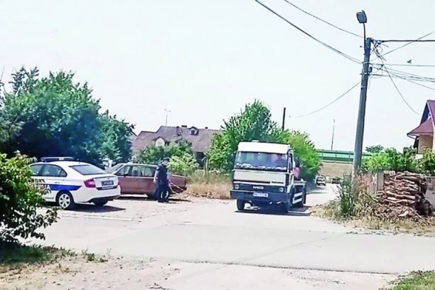 JEZIVA NESREĆA POTRESLA GRAĐANE SURČINA: Branko STRADAO U SEPTIČKOJ JAMI, prijatelj koji je pokušao da ga spase u KOMI