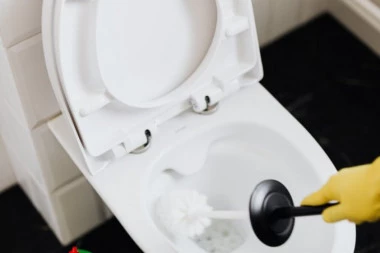 UBACITE OVU TABLETU U WC ŠOLJU I GLEDAJTE MAGIJU: Najbolji trik za čisto kupatilo!