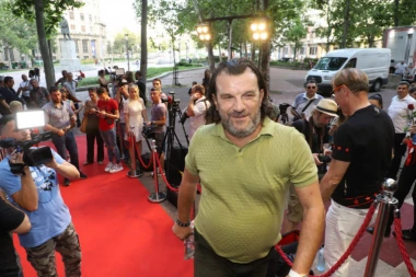 (FOTO) LUKAS ŠARMIRAO POZNATU JUTJUBERKU: Pojavila se na promociji, a od pevača dobila poseban poklon sa EMOTIVNOM POSVETOM!