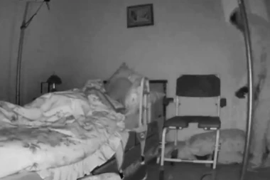 (VIDEO) OPLJAČKAO NEPOKRETNU ŽENU KOJA NE MOŽE DA GOVORI: Pred očima joj krao stvari, a ona ništa nije mogla da preduzme