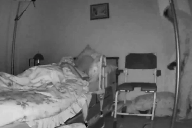 (VIDEO) OPLJAČKAO NEPOKRETNU ŽENU KOJA NE MOŽE DA GOVORI: Pred očima joj krao stvari, a ona ništa nije mogla da preduzme