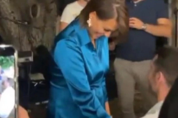 (FOTO) VERILA SE NAŠA POPULARNA PEVAČICA: Proslavljala je svoj rođendan kada se njen izabranik spustio na koleno!