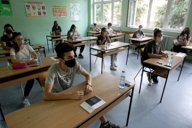 OSMACI IZABRALI! Prošle godine su na završnom ispitu birali biologiju, a sada otišli na potpuno drugu stranu - EVO KOJI PREDMET JE OMILJEN MEĐU ŠKOLARCIMA