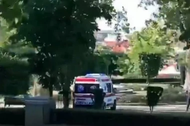(VIDEO) OZBILJAN INCIDENT U CENTRU BEOGRADA: Migranti napali čoveka kod Vukovog spomenika